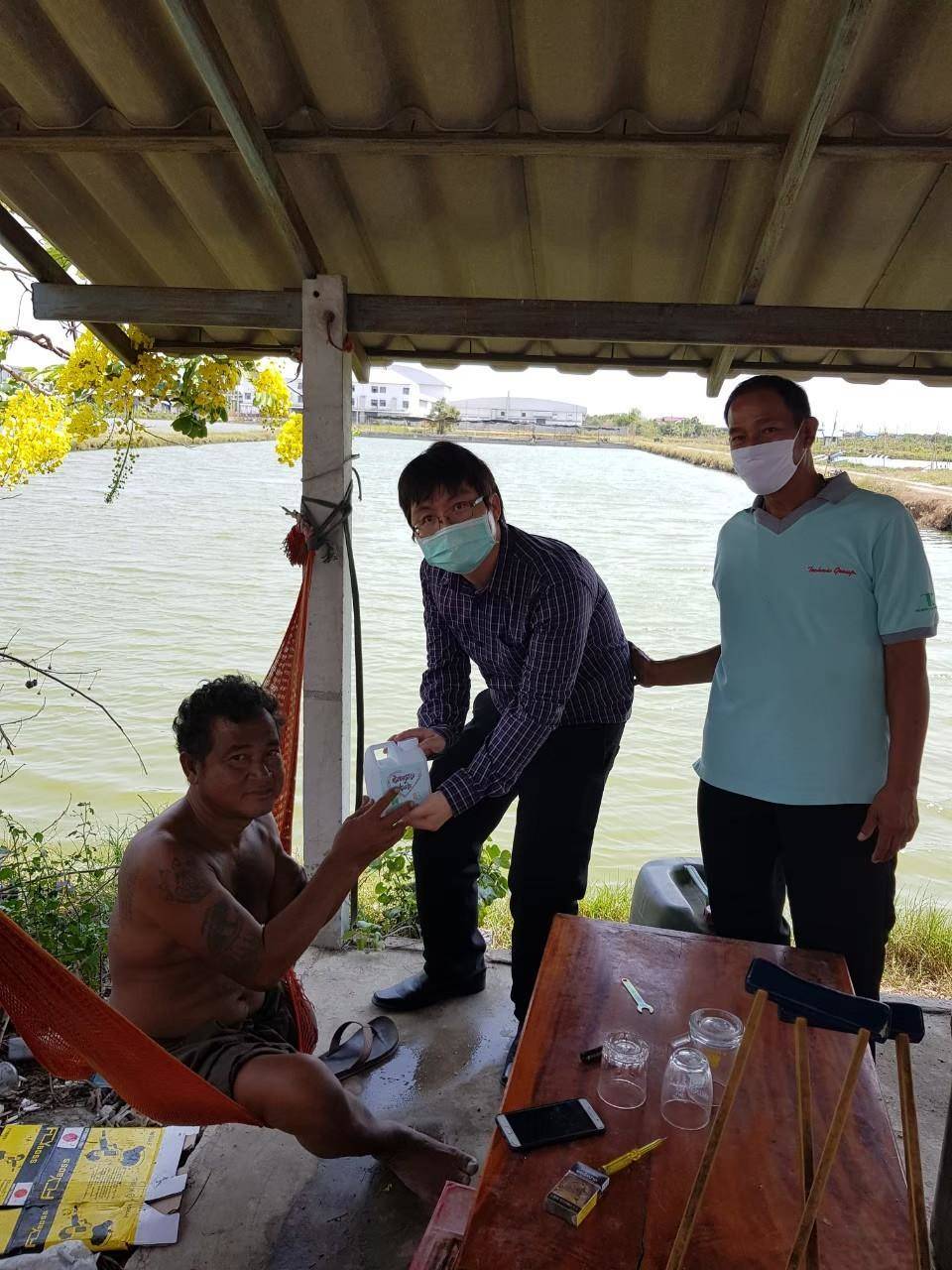 แจกแฮลกอฮอล์ ช่วงการระบาดของโคสิด ปั 2563